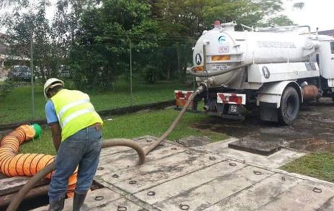 Sewage desludging and vacuum truck service